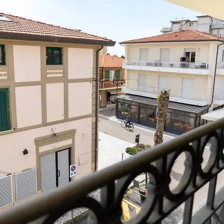 Vacation With 3 Separate And Private Parking Apartment Marina di Pietrasanta